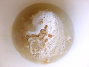 提前一天做好中种面团，混合中种面团的全部材料
