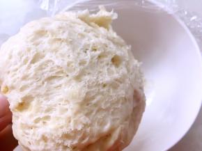 发酵好的面团，内部呈蜂窝网状