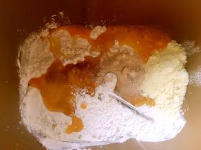 中种面团发酵好后，来揉主面团，面包桶内加入高筋面粉，全蛋液，蜂蜜，奶粉，酵母