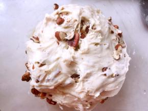 揉好的面团放入容器内，盖保鲜膜室温发酵