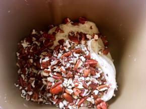 之后加入碧根果，启动揉面程序，将碧根果揉均匀