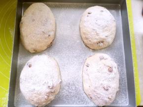 面团发酵好后，表面过筛适量的干粉，烤箱预热190度