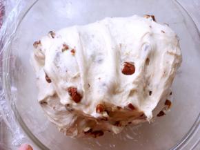 之后再隔半个小时，用同样的方法折叠一下面团，一共折叠三次，最后一次折叠的时候，面团明显膨胀很多，快发酵好了