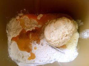 加入中种面团跟冰水，启动揉面程序，将材料混合均匀，为了方便材料能够快速揉均匀，也可以将中种面团切成小块