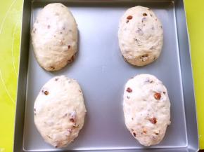 全部整理好形状后，放入烤盘，烤箱内放碗热水二次发酵