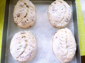 之后用刀割出自己喜欢的花纹，割包的时候下手要快些，一次成型，不要反复