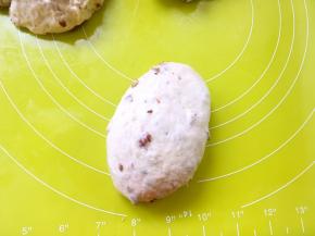 取一份面团，双手向内对搓面团，将面团搓成自己喜欢的形状