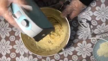 打至膨胀发白，提起打蛋头滴落的面糊不会很快容易消失