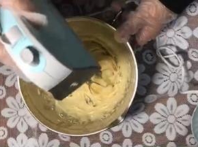 打至膨胀发白，提起打蛋头滴落的面糊不会很快容易消失