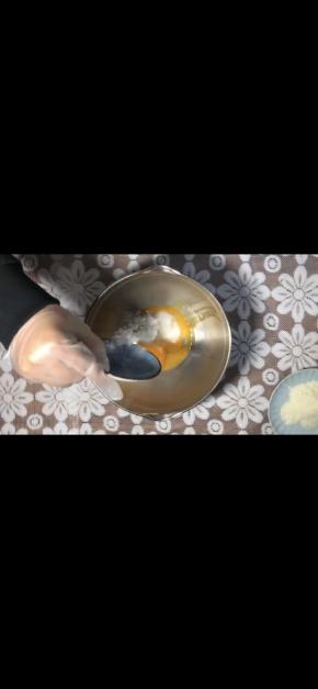 蛋黄加入玉米淀粉和细砂糖