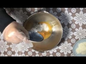 蛋黄加入玉米淀粉和细砂糖