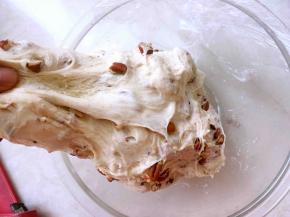 发酵的过程中，每隔半个小时，将面团折叠几下，我是折叠了四下，揪起一面的面团，就像包包裹一样，将面团折到对面，之后转个角度，同样的方法再折起来，将四个面都折起来后，盖保鲜膜继续发酵