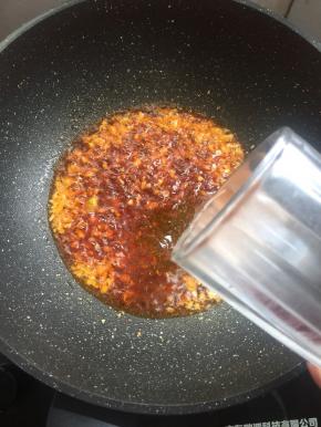 倒入适量的水。