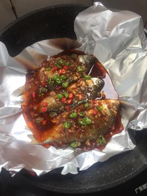 撒上适量的青红尖椒圈儿。