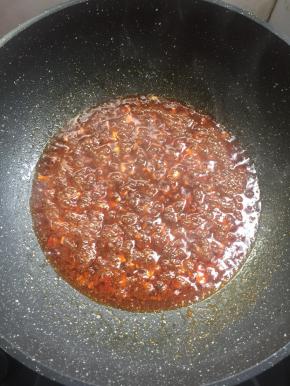 烧开后加入一勺鸡精调味即可关火。