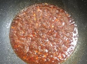 烧开后加入一勺鸡精调味即可关火。