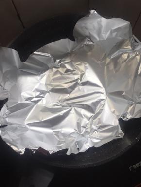 麦饭石不粘锅烧热倒入少许的油，铺上锡纸。