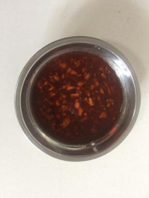 煮好的料汁儿倒入碗中备用。