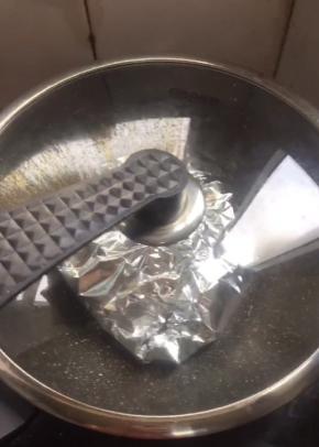 盖上盖子，调最小火焖烤15分钟即可。