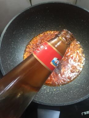 放入一勺蚝油。