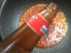 放入一勺蚝油。