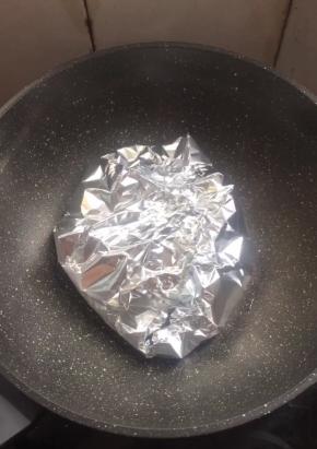 用锡纸把鲫鱼包裹住。