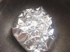 用锡纸把鲫鱼包裹住。