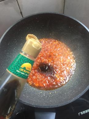 两勺蒸鱼豉油。