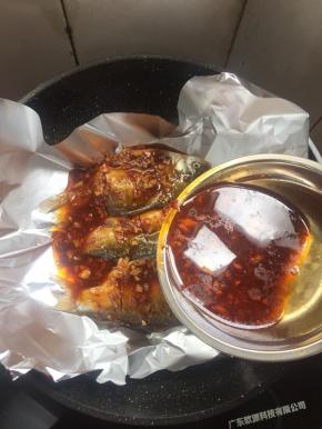 浇上刚刚煮好的料汁儿。