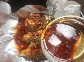 浇上刚刚煮好的料汁儿。