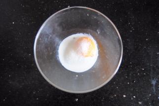 蛋黄，牛奶和细砂糖放入碗内