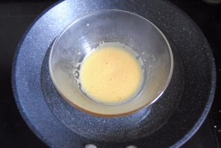 隔水加热搅拌至起泡浓稠，取出放凉备用