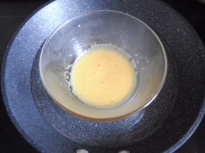 隔水加热搅拌至起泡浓稠，取出放凉备用