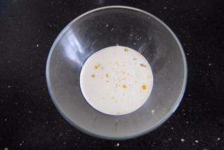 淡奶油加入半个柠檬皮屑