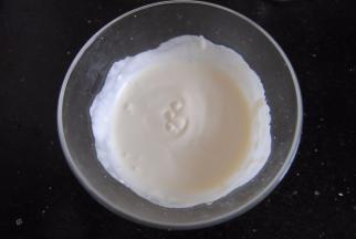 用手动打蛋器搅打成7-8分成发，即出现纹路即可