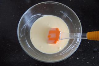 将蛋黄糊分两次加入淡奶油内拌匀