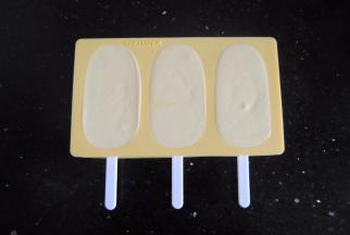 倒入模具里，如果喜欢挖球的可以装入大碗里即可