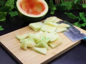 把西瓜肉用勺子挖出来，也可以用刀切，用刀把绿皮去掉，再把没有刮干净的的西瓜红肉刮去。然后把西瓜皮，洗净，切块。