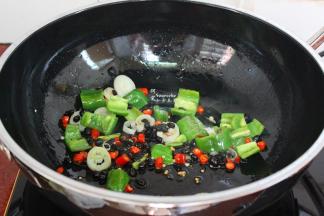 热锅，倒油，放入切好的红辣椒、青辣椒、大葱白爆炒香味，然后改为中小火，放入豆豉煸炒出香味