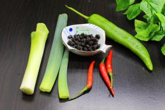 红辣椒、青辣椒，分别洗净，去蒂切好，大葱洗净，切段，待用，豆豉洗净沥干水。