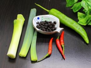 红辣椒、青辣椒，分别洗净，去蒂切好，大葱洗净，切段，待用，豆豉洗净沥干水。