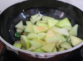 这个时候加入切好的西瓜皮，改为大火爆炒，炒至西瓜皮变软，入味，颜色微黄，改用小火把炒出西瓜皮水分慢慢煮至入味。