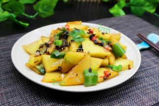 炒西瓜皮有一点水分，有汁，收干汁，让西瓜皮入味，就很好吃了