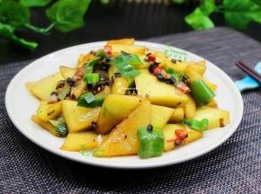 炒西瓜皮有一点水分，有汁，收干汁，让西瓜皮入味，就很好吃了