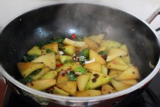 把大葱的绿叶、盐，放入锅里翻炒，大火收汁，即可出锅。