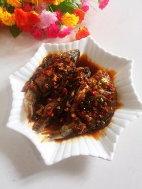 一道鲜嫩多汁的烤鱼就做好了，下酒佐餐都很棒哦！特别是这个汤汁儿浇米饭特别美味哦！