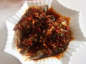 一道鲜嫩多汁的烤鱼就做好了，下酒佐餐都很棒哦！特别是这个汤汁儿浇米饭特别美味哦！