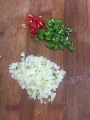 蒜瓣剁碎，青尖椒和红尖椒切成圈儿备用。
