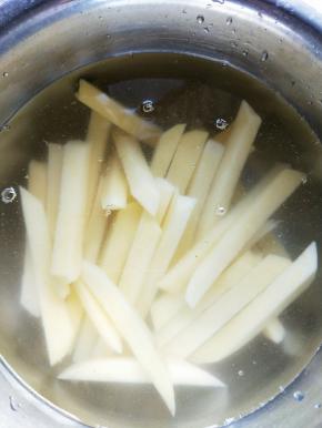 土豆洗干净切条，洗去多余淀粉。