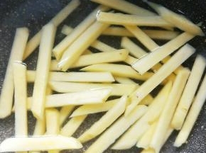 锅里煮熟。
